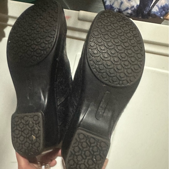 Yuu Bethanee Clogs Paisley Tooled Textured Vegan Black EUC LIKE NEW! Size 7 - Picture 8 of 13